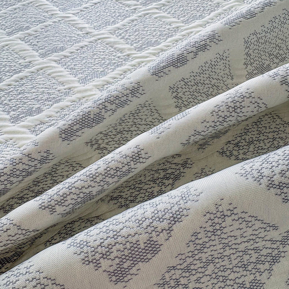 91家纺网 家纺一手货源 找家纺 小萌虎 2026新款乙纶PE提花冰豆豆凉席卡通床席款 灰格