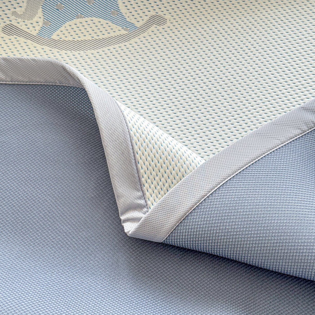 91家纺网 家纺一手货源 找家纺 小萌虎 2026新款乙纶PE提花冰豆豆凉席卡通床席款 摇摇马-蓝