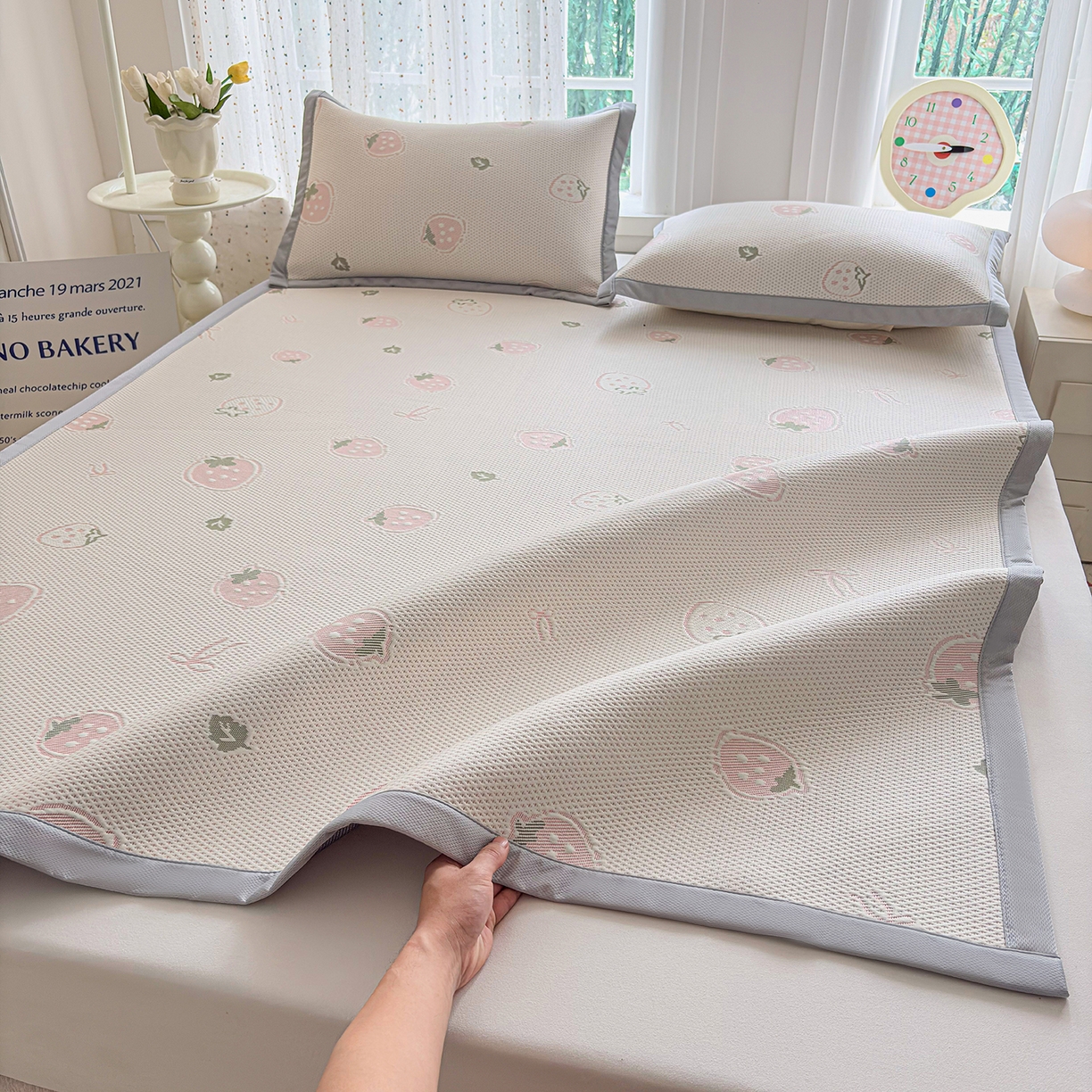 91家纺网 家纺一手货源 找家纺 小萌虎 2026新款乙纶PE提花冰豆豆凉席卡通床席款 草莓-粉