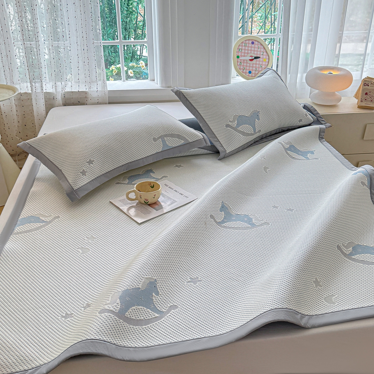 91家纺网 家纺一手货源 找家纺 小萌虎 2026新款乙纶PE提花冰豆豆凉席卡通床席款 摇摇马-蓝