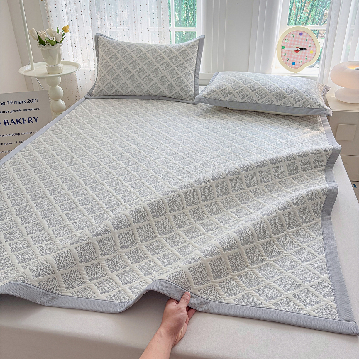 91家纺网 家纺一手货源 找家纺 小萌虎 2026新款乙纶PE提花冰豆豆凉席卡通床席款 灰格