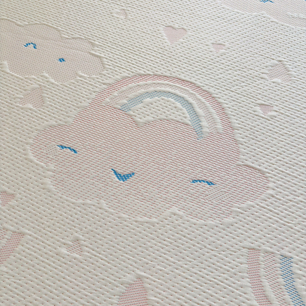 91家纺网 家纺一手货源 找家纺 小萌虎 2026新款乙纶PE提花冰豆豆凉席卡通床席款 彩虹