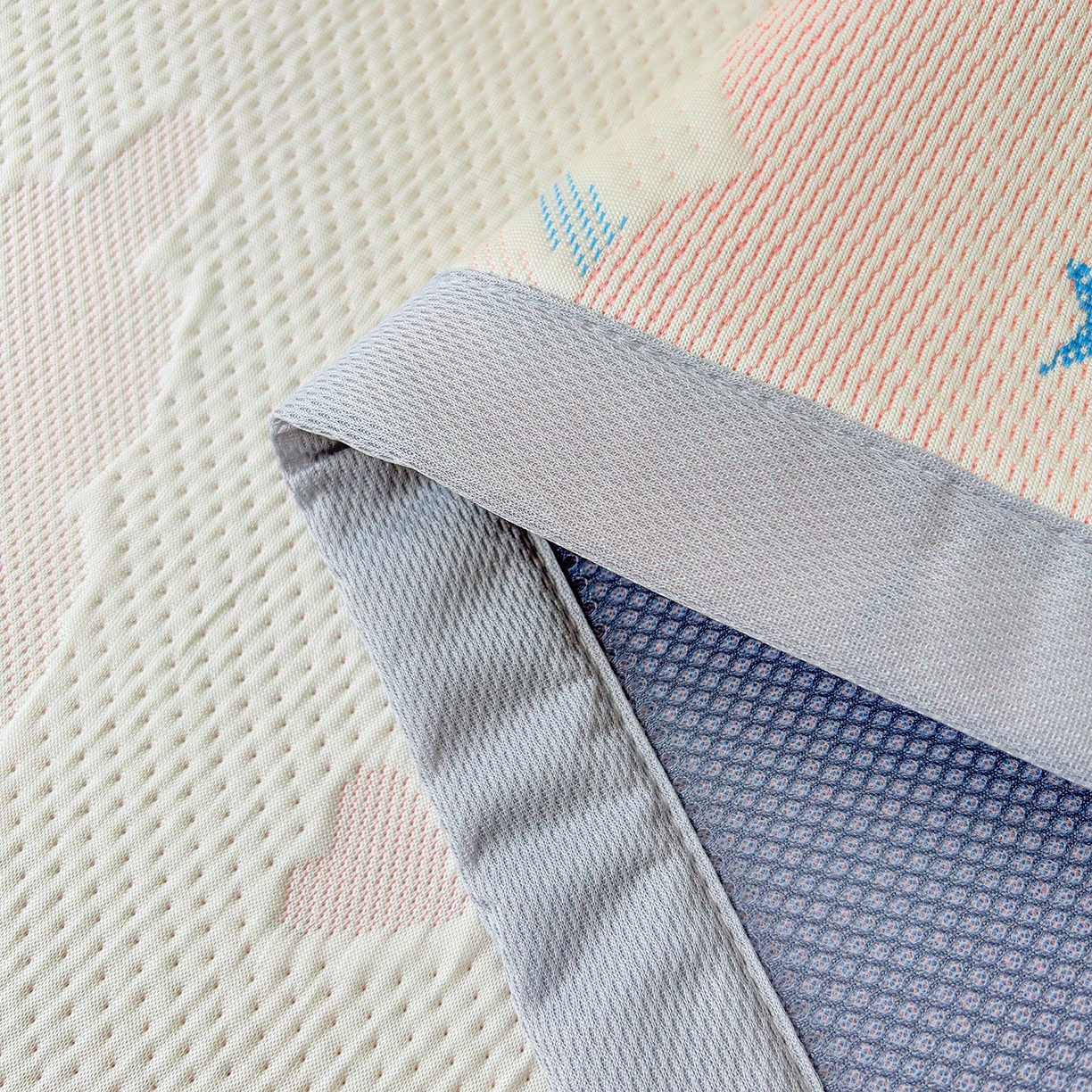 91家纺网 家纺一手货源 找家纺 小萌虎 2026新款乙纶PE提花冰豆豆凉席卡通床席款 彩虹