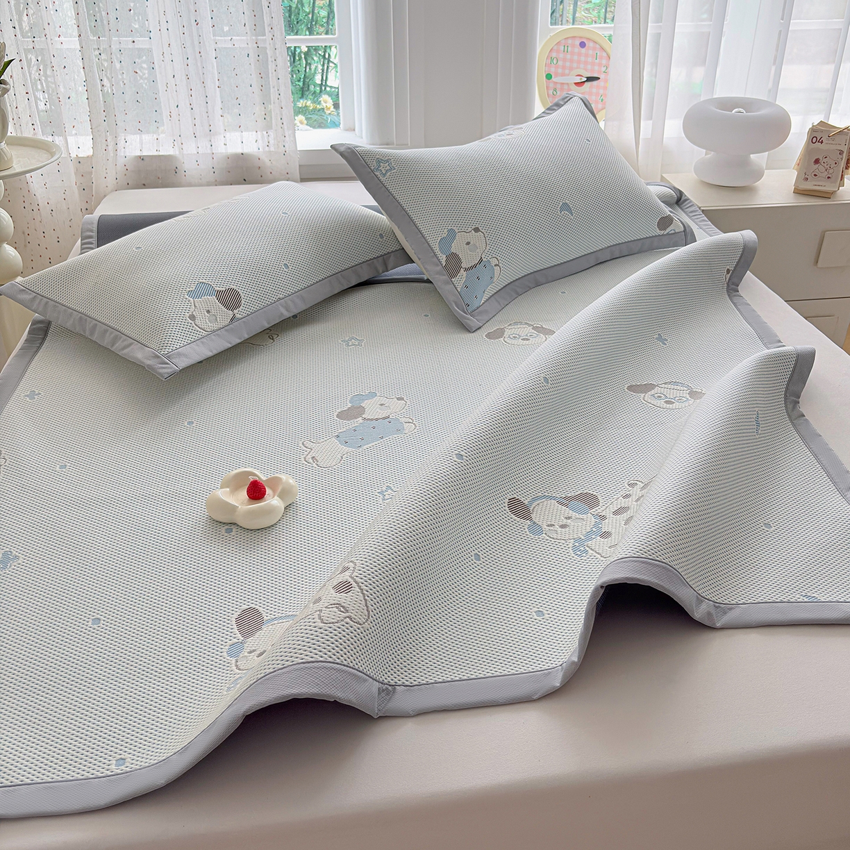 91家纺网 家纺一手货源 找家纺 小萌虎 2026新款乙纶PE提花冰豆豆凉席卡通床席款 腊肠狗-蓝