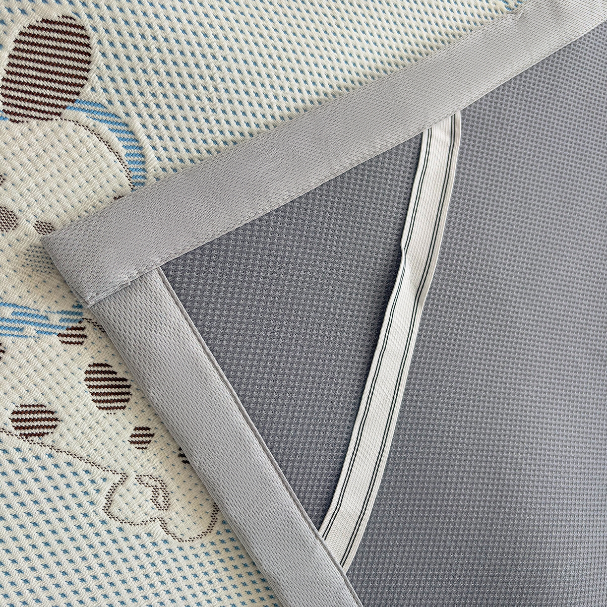 91家纺网 家纺一手货源 找家纺 小萌虎 2026新款乙纶PE提花冰豆豆凉席卡通床席款 腊肠狗-蓝