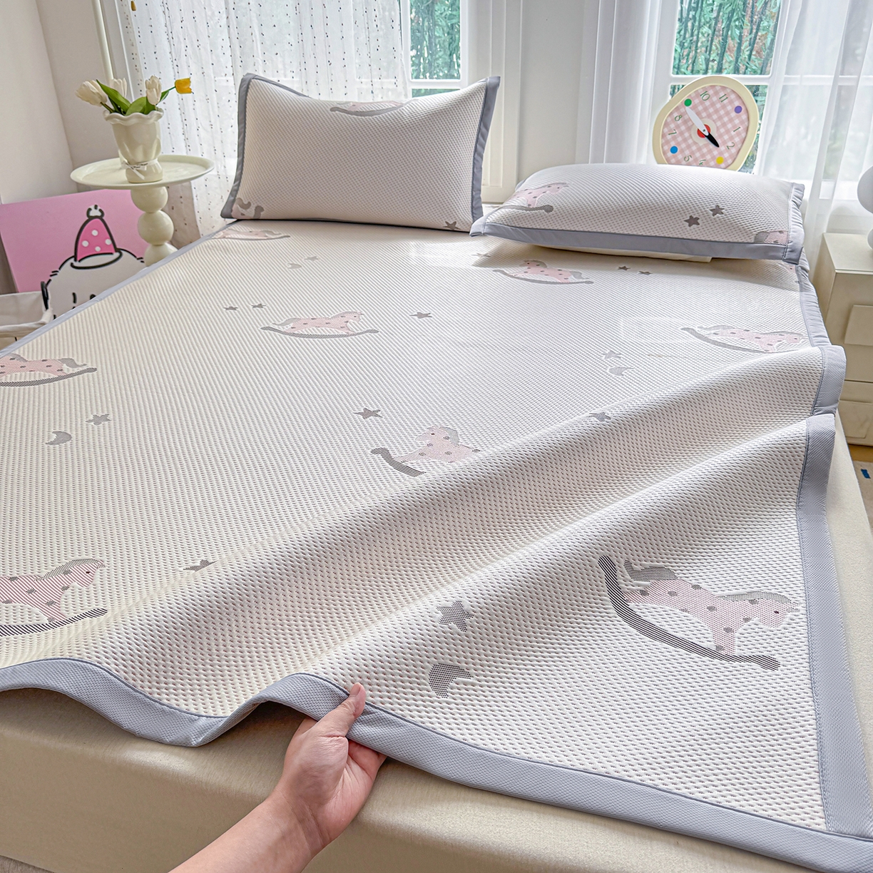 91家纺网 家纺一手货源 找家纺 小萌虎 2026新款乙纶PE提花冰豆豆凉席卡通床席款 摇摇马-粉