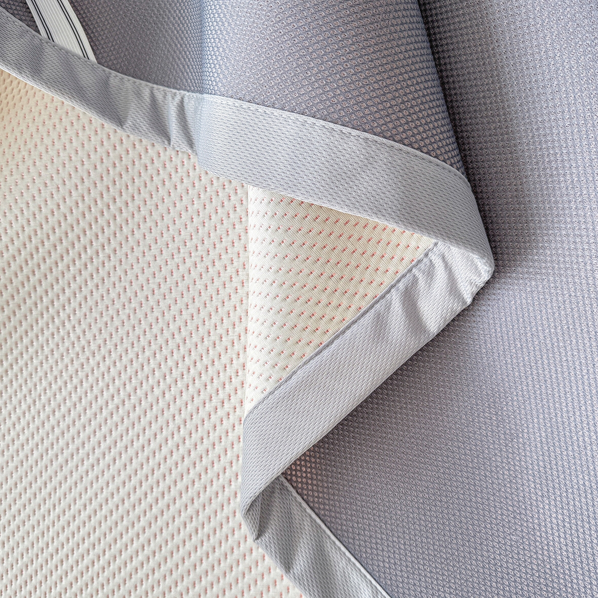 91家纺网 家纺一手货源 找家纺 小萌虎 2026新款乙纶PE提花冰豆豆凉席卡通床席款 摇摇马-粉