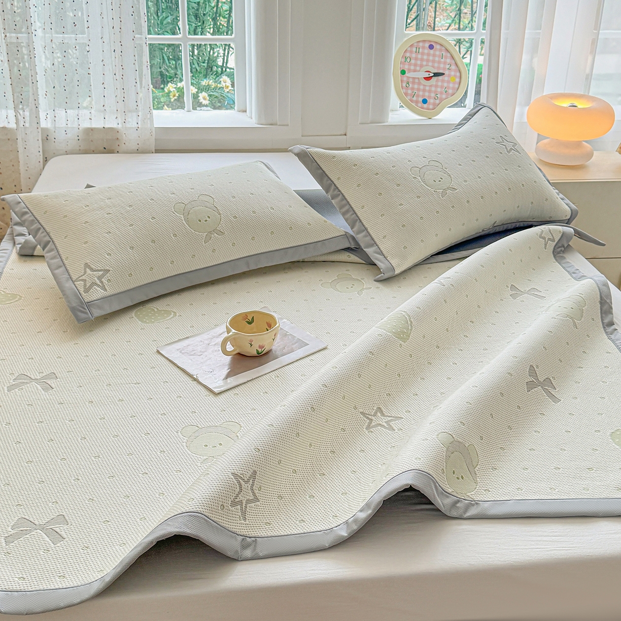 91家纺网 家纺一手货源 找家纺 小萌虎 2026新款乙纶PE提花冰豆豆凉席卡通床席款 小美熊