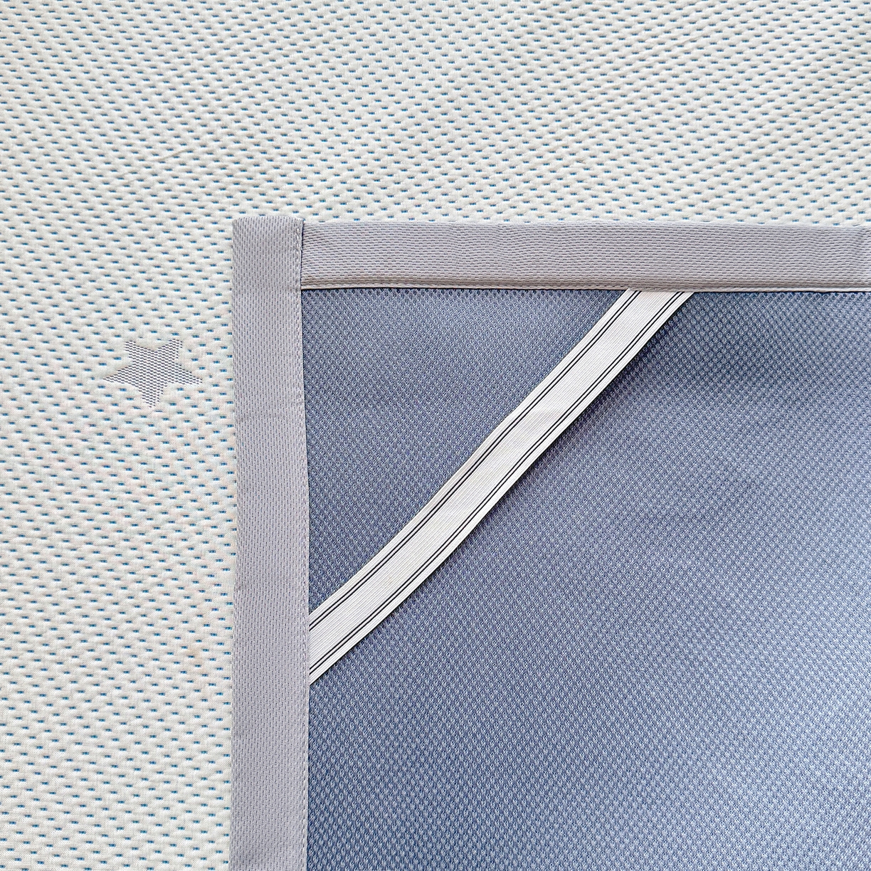 91家纺网 家纺一手货源 找家纺 小萌虎 2026新款乙纶PE提花冰豆豆凉席卡通床席款 摇摇马-蓝