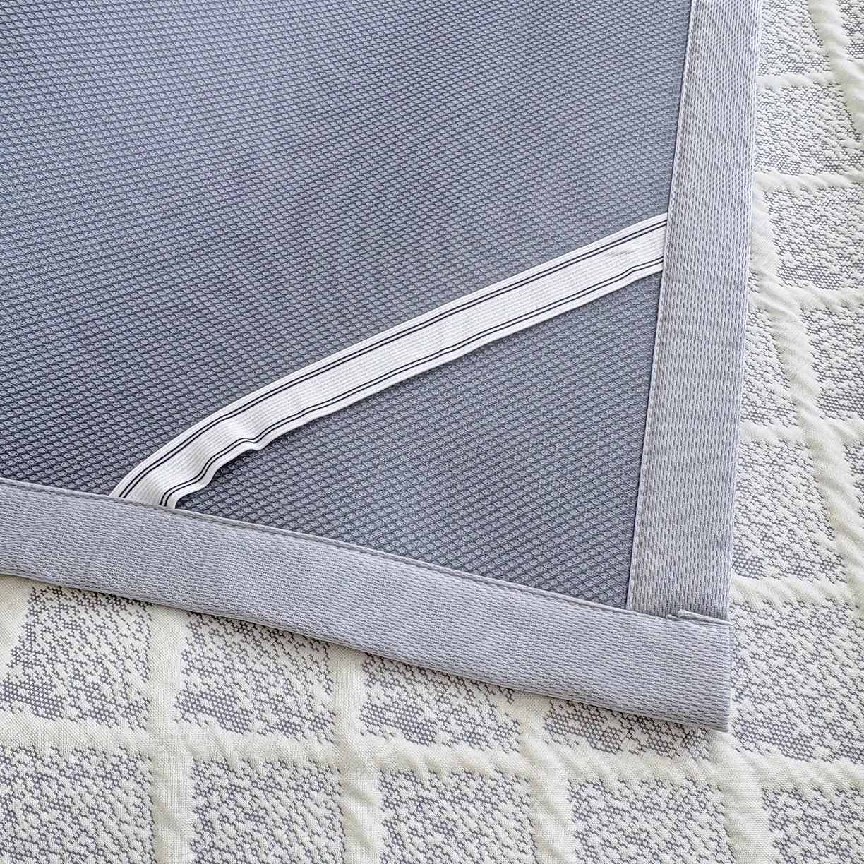 91家纺网 家纺一手货源 找家纺 小萌虎 2026新款乙纶PE提花冰豆豆凉席卡通床席款 灰格