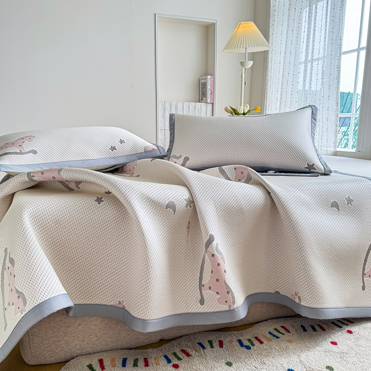 91家纺网 家纺一手货源 找家纺 小萌虎 2026新款乙纶PE提花冰豆豆凉席卡通床席款 摇摇马-粉