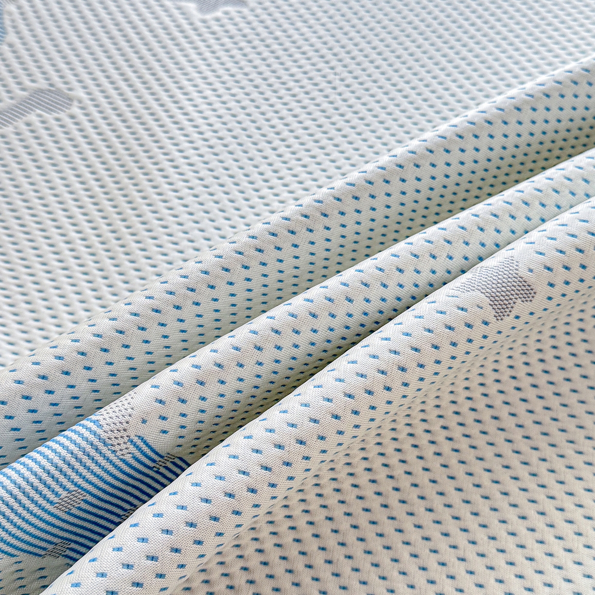 91家纺网 家纺一手货源 找家纺 小萌虎 2026新款乙纶PE提花冰豆豆凉席卡通床席款 摇摇马-蓝