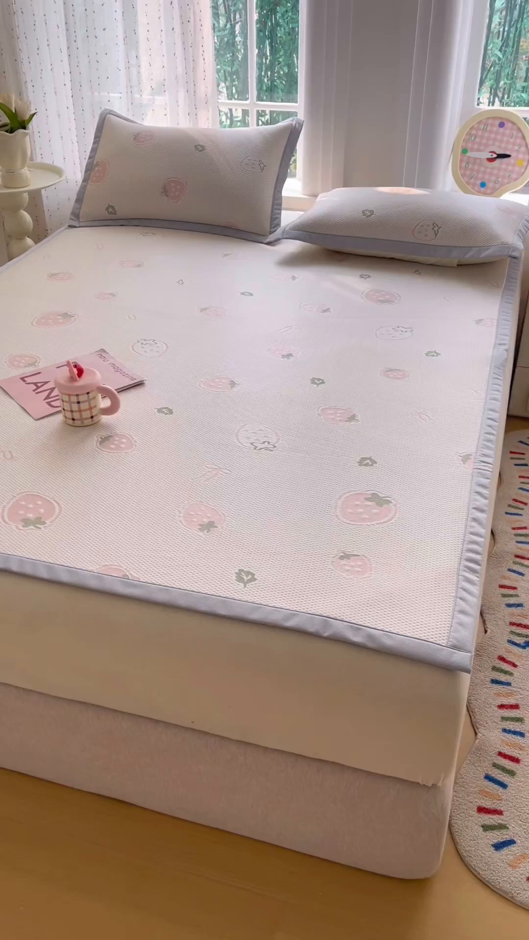 91家纺网 家纺一手货源 找家纺 小萌虎 2026新款乙纶PE提花冰豆豆凉席卡通床席款 草莓-粉