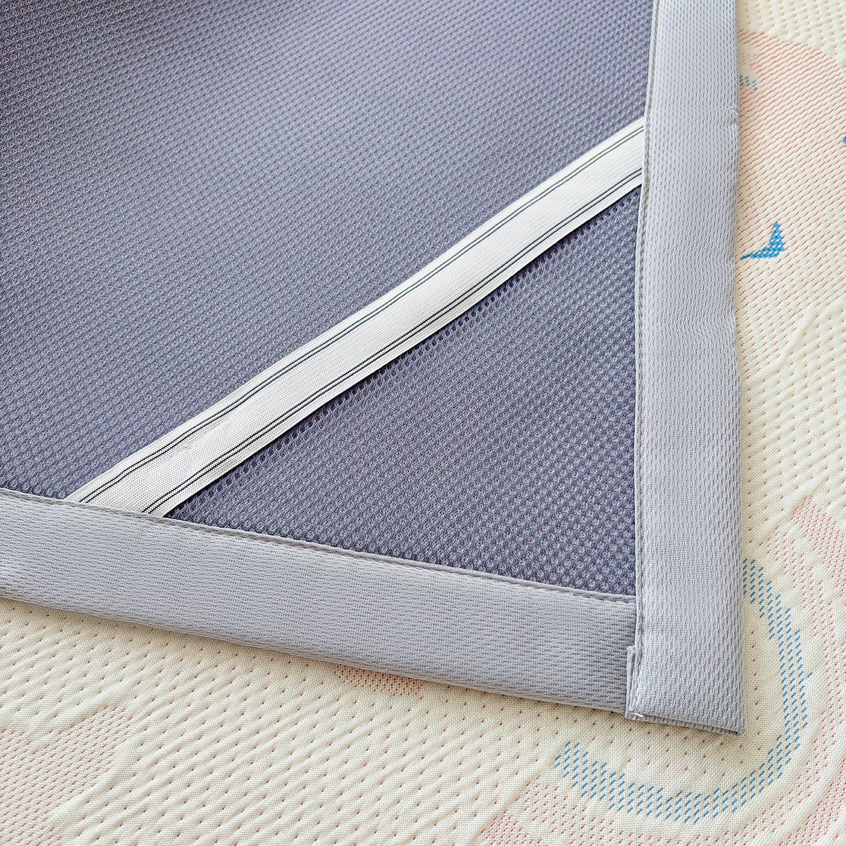 91家纺网 家纺一手货源 找家纺 小萌虎 2026新款乙纶PE提花冰豆豆凉席卡通床席款 彩虹