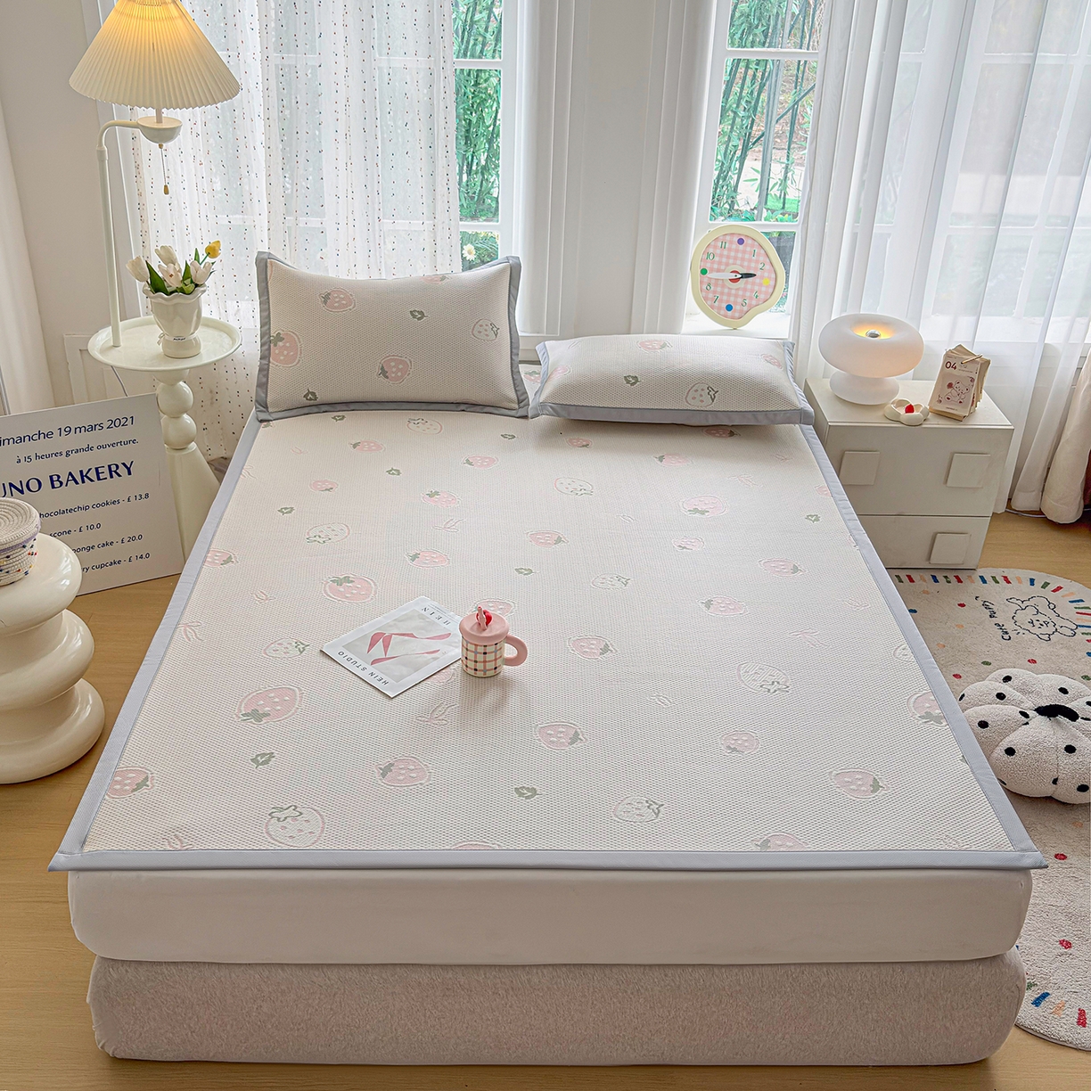 91家纺网 家纺一手货源 找家纺 小萌虎 2026新款乙纶PE提花冰豆豆凉席卡通床席款 草莓-粉