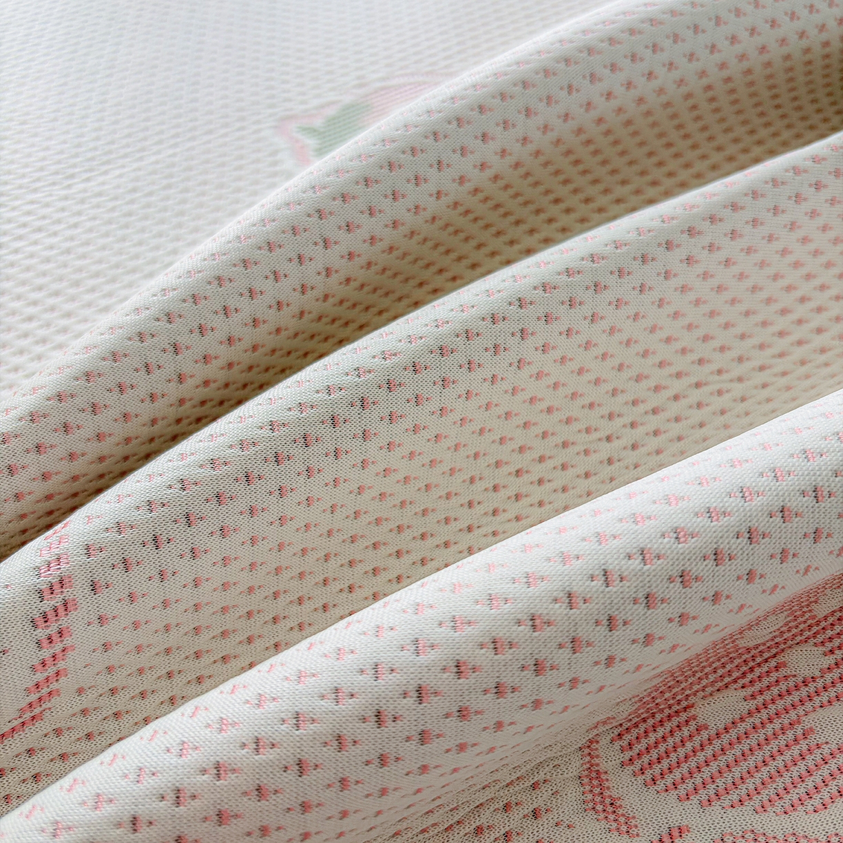 91家纺网 家纺一手货源 找家纺 小萌虎 2026新款乙纶PE提花冰豆豆凉席卡通床席款 草莓-粉