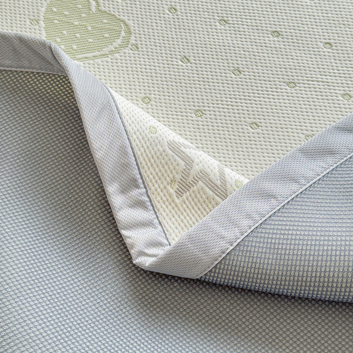 91家纺网 家纺一手货源 找家纺 小萌虎 2026新款乙纶PE提花冰豆豆凉席卡通床席款 小美熊