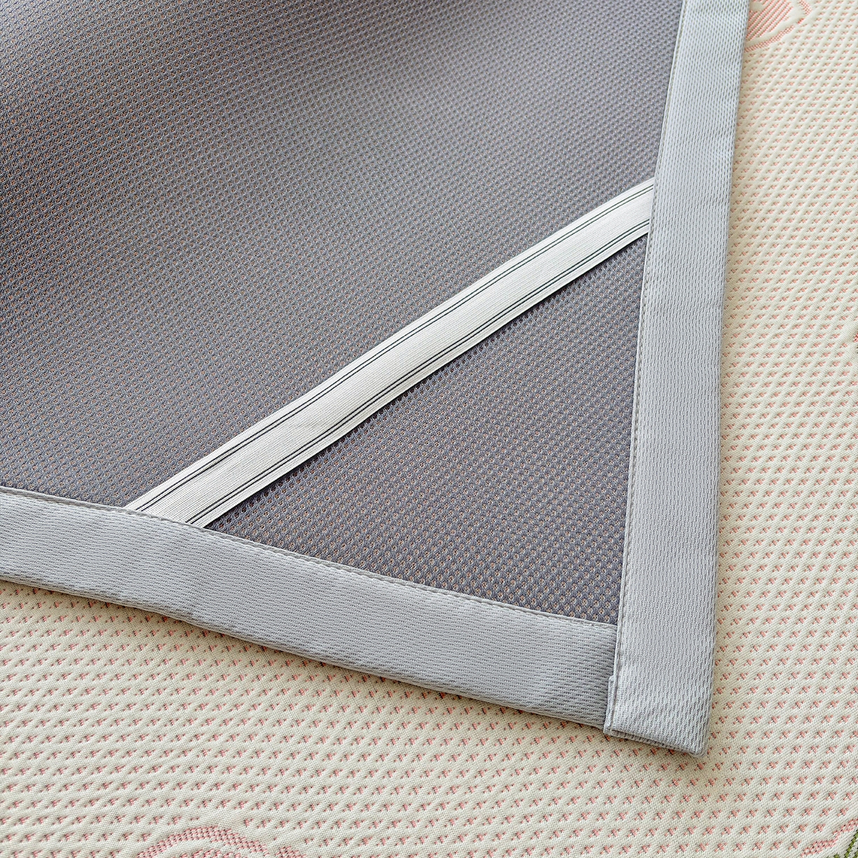 91家纺网 家纺一手货源 找家纺 小萌虎 2026新款乙纶PE提花冰豆豆凉席卡通床席款 草莓-粉