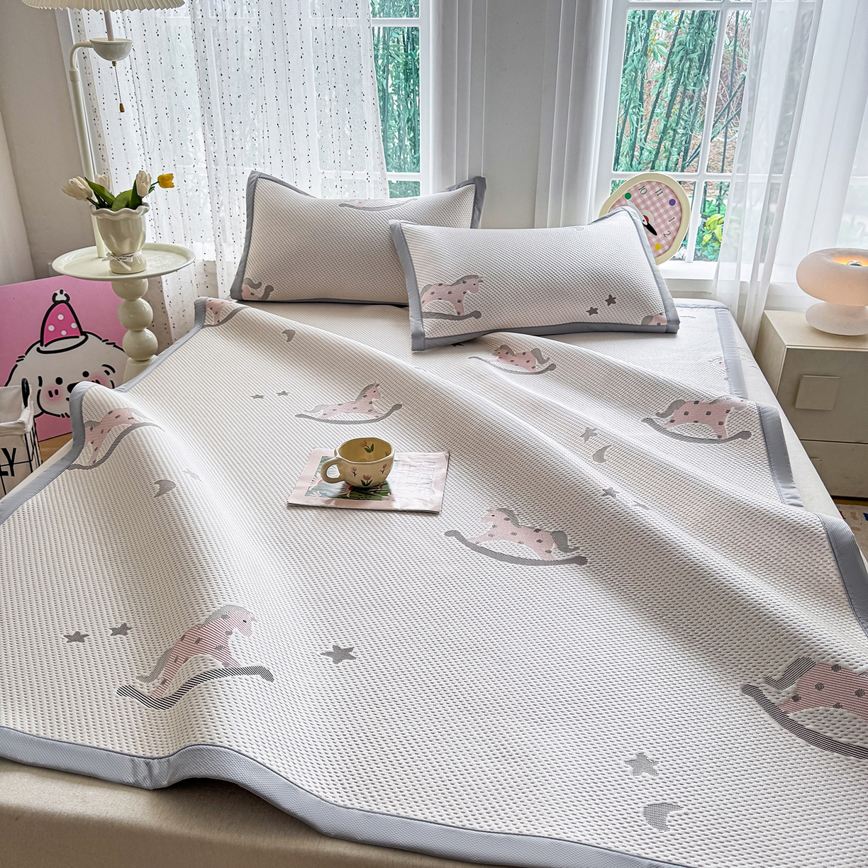 91家纺网 家纺一手货源 找家纺 小萌虎 2026新款乙纶PE提花冰豆豆凉席卡通床席款 摇摇马-粉