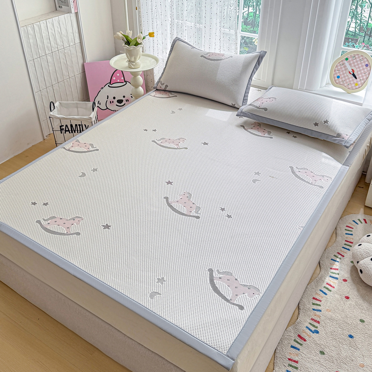 91家纺网 家纺一手货源 找家纺 小萌虎 2026新款乙纶PE提花冰豆豆凉席卡通床席款 摇摇马-粉