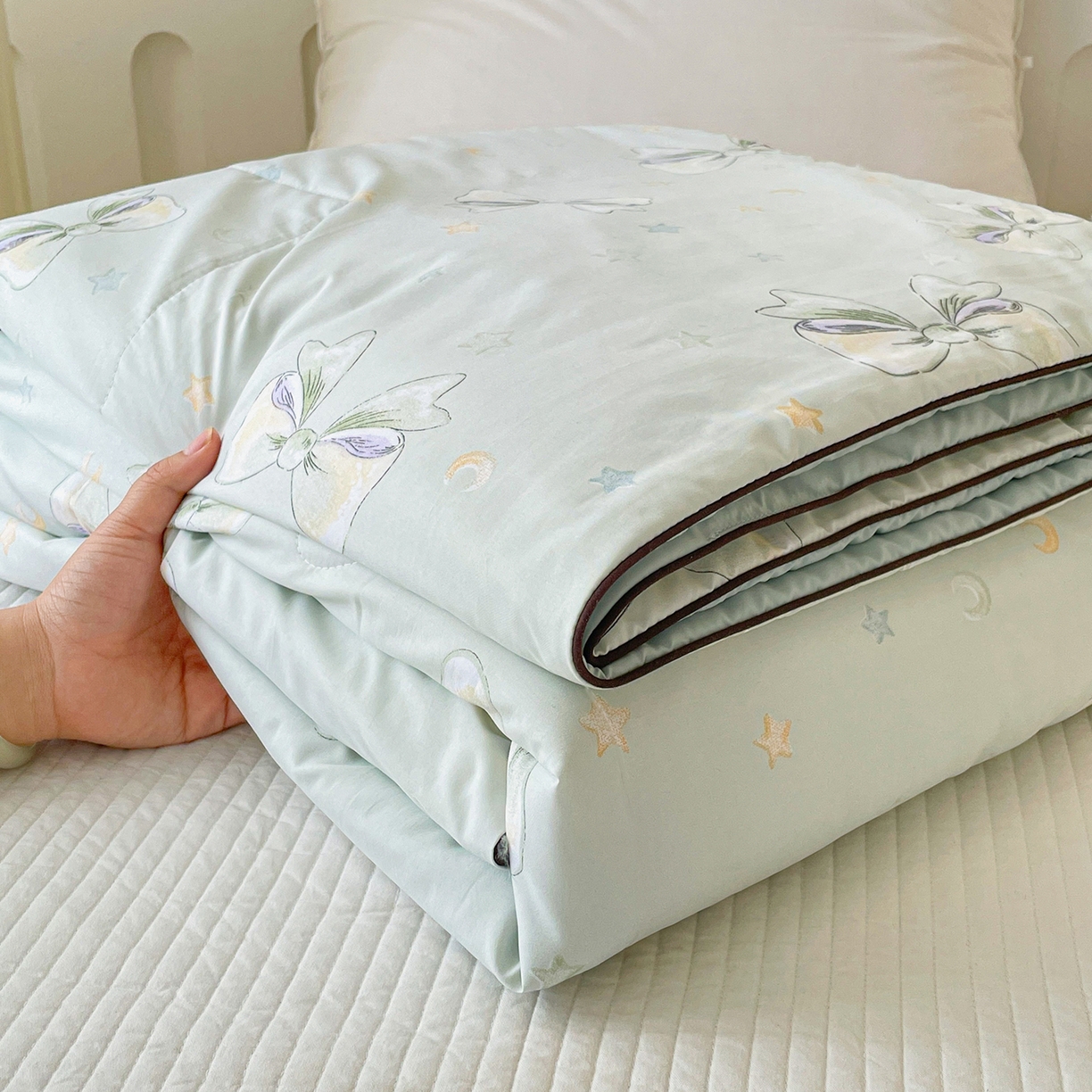 91家纺网 家纺一手货源 找家纺 宜梦家居 2026新款A类凉感天丝夏被夏凉被空调被 青柠蝴蝶结