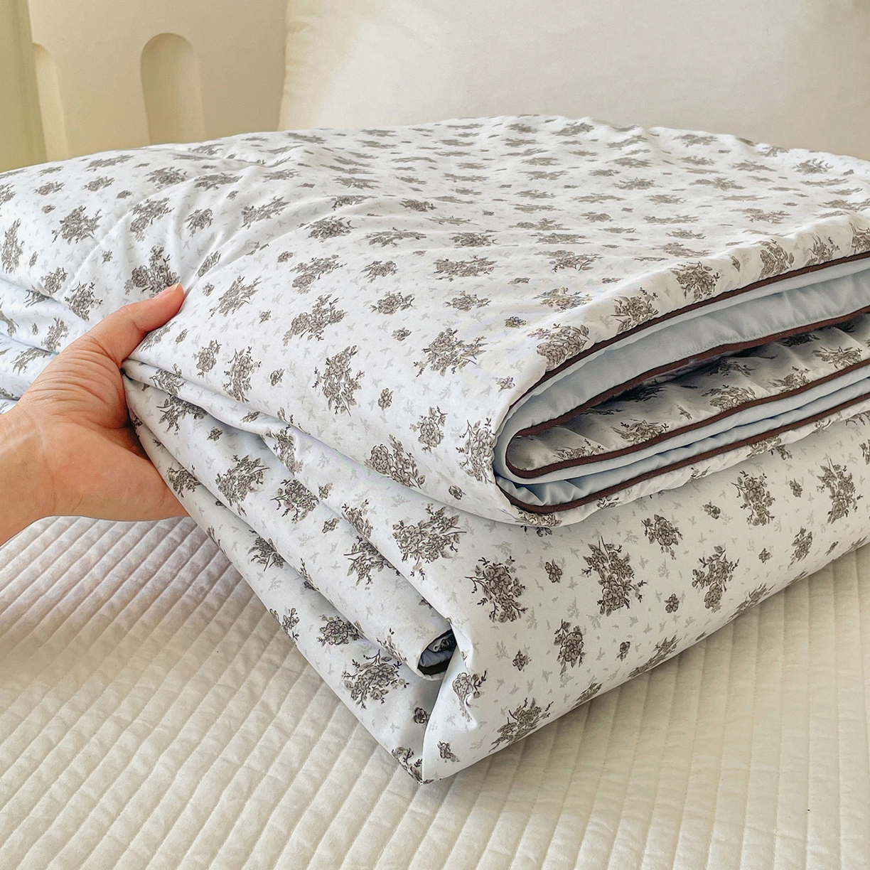 91家纺网 家纺一手货源 找家纺 宜梦家居 2026新款A类凉感天丝夏被夏凉被空调被 极简碎菊