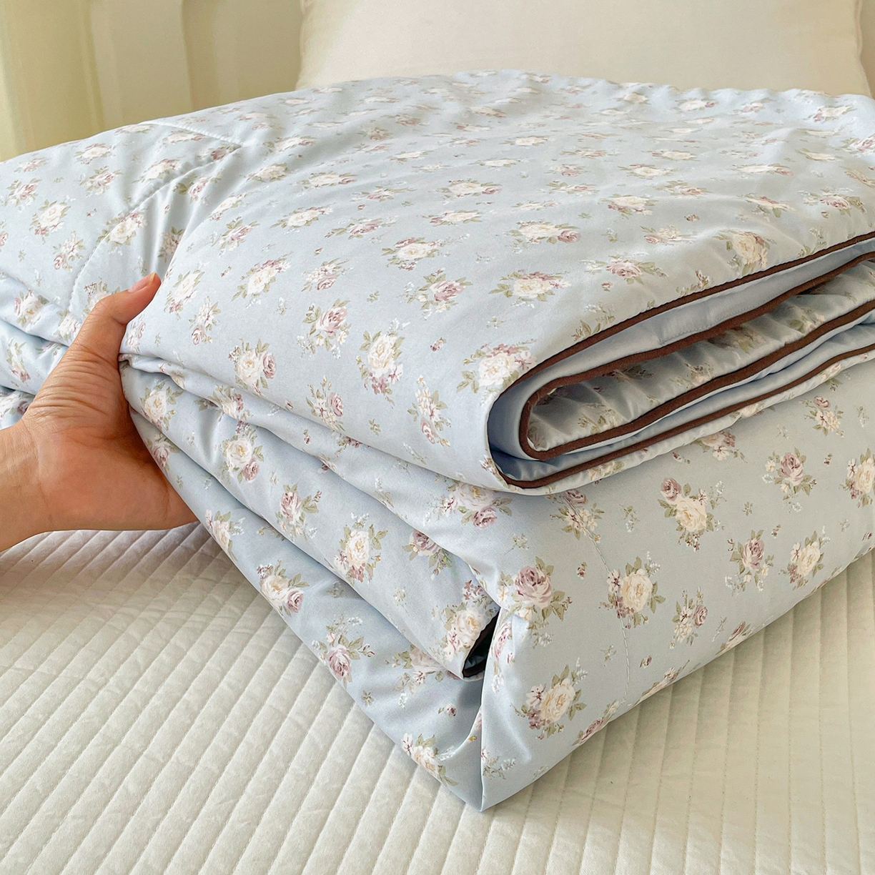 91家纺网 家纺一手货源 找家纺 宜梦家居 2026新款A类凉感天丝夏被夏凉被空调被 蓝调蔷薇