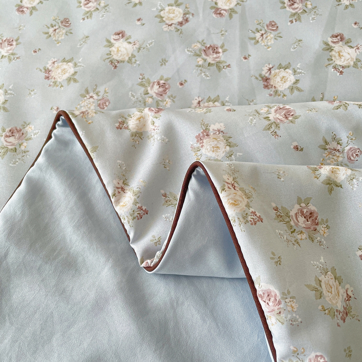 91家纺网 家纺一手货源 找家纺 宜梦家居 2026新款A类凉感天丝夏被夏凉被空调被 蓝调蔷薇