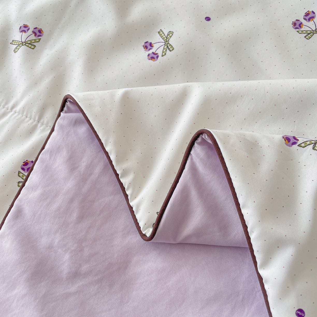 91家纺网 家纺一手货源 找家纺 宜梦家居 2026新款A类凉感天丝夏被夏凉被空调被 雾紫樱桃