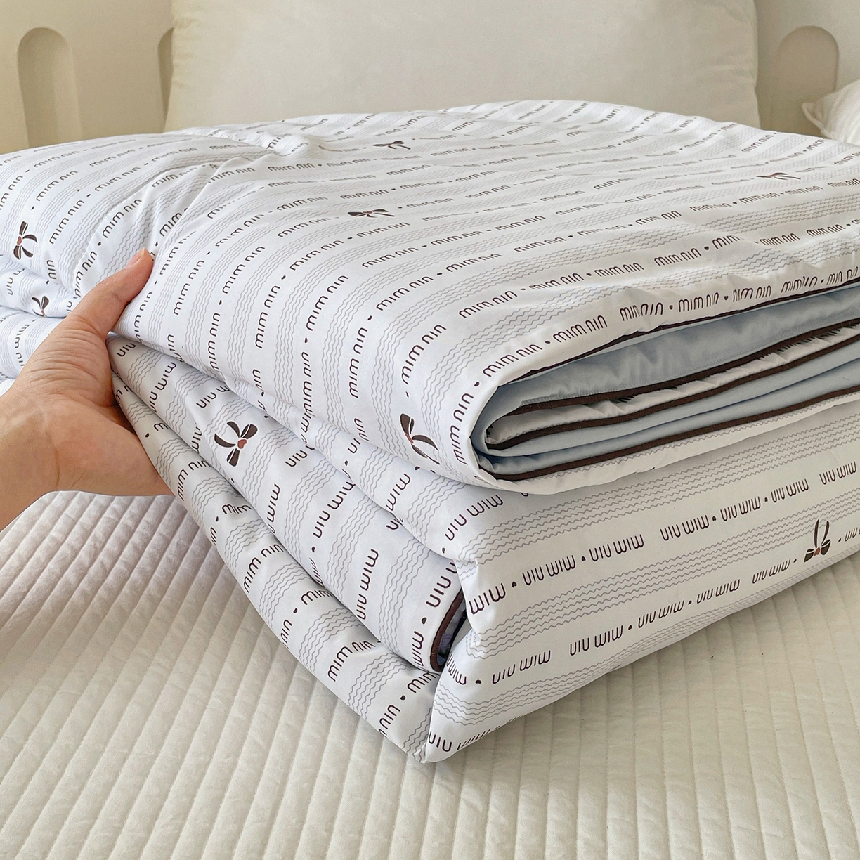 91家纺网 家纺一手货源 找家纺 宜梦家居 2026新款A类凉感天丝夏被夏凉被空调被 奶白蝴蝶结