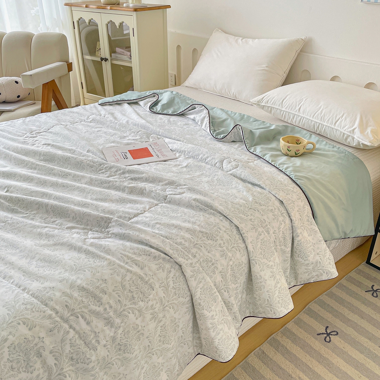 91家纺网 家纺一手货源 找家纺 宜梦家居 2026新款A类凉感天丝夏被夏凉被空调被 浅青卷草