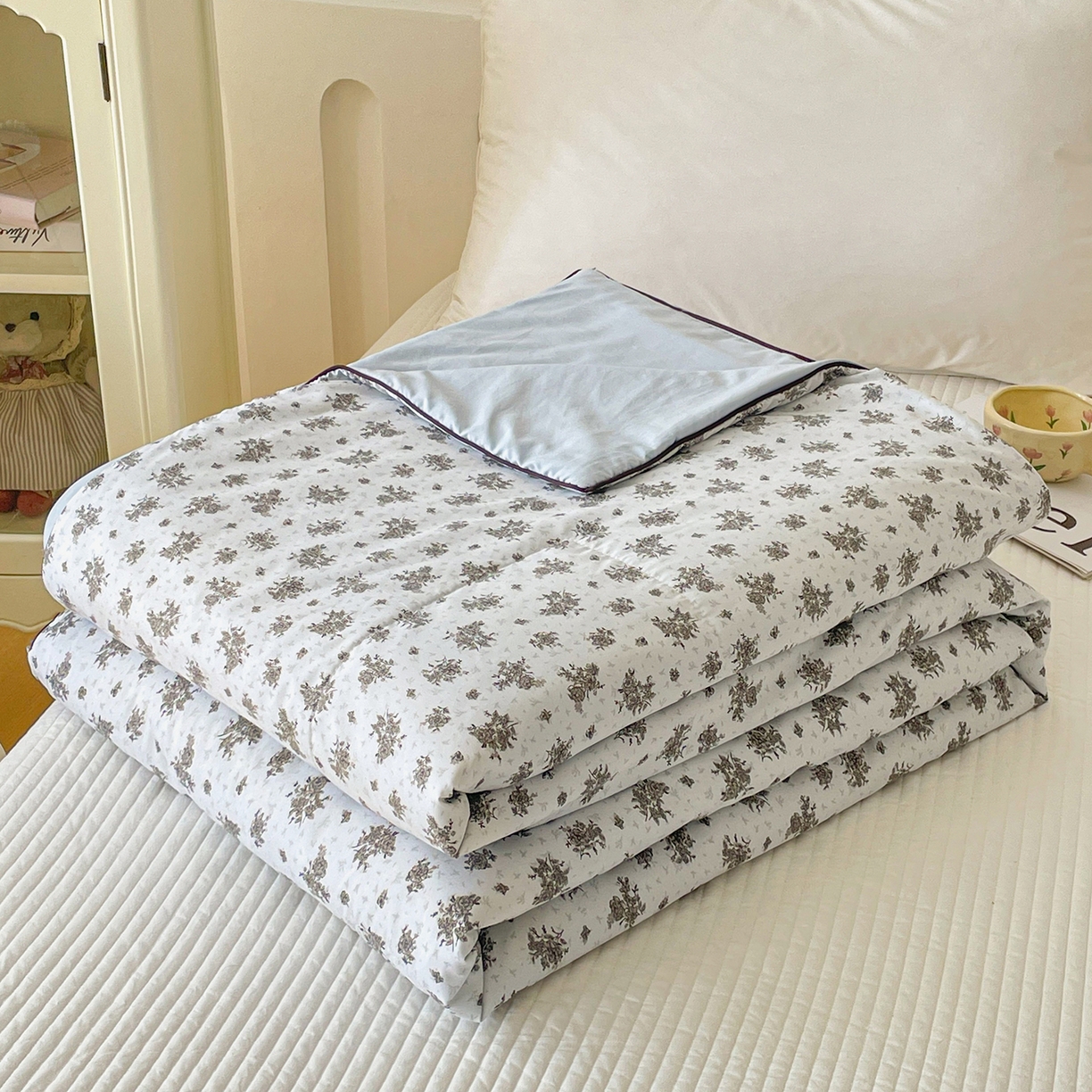 91家纺网 家纺一手货源 找家纺 宜梦家居 2026新款A类凉感天丝夏被夏凉被空调被 极简碎菊