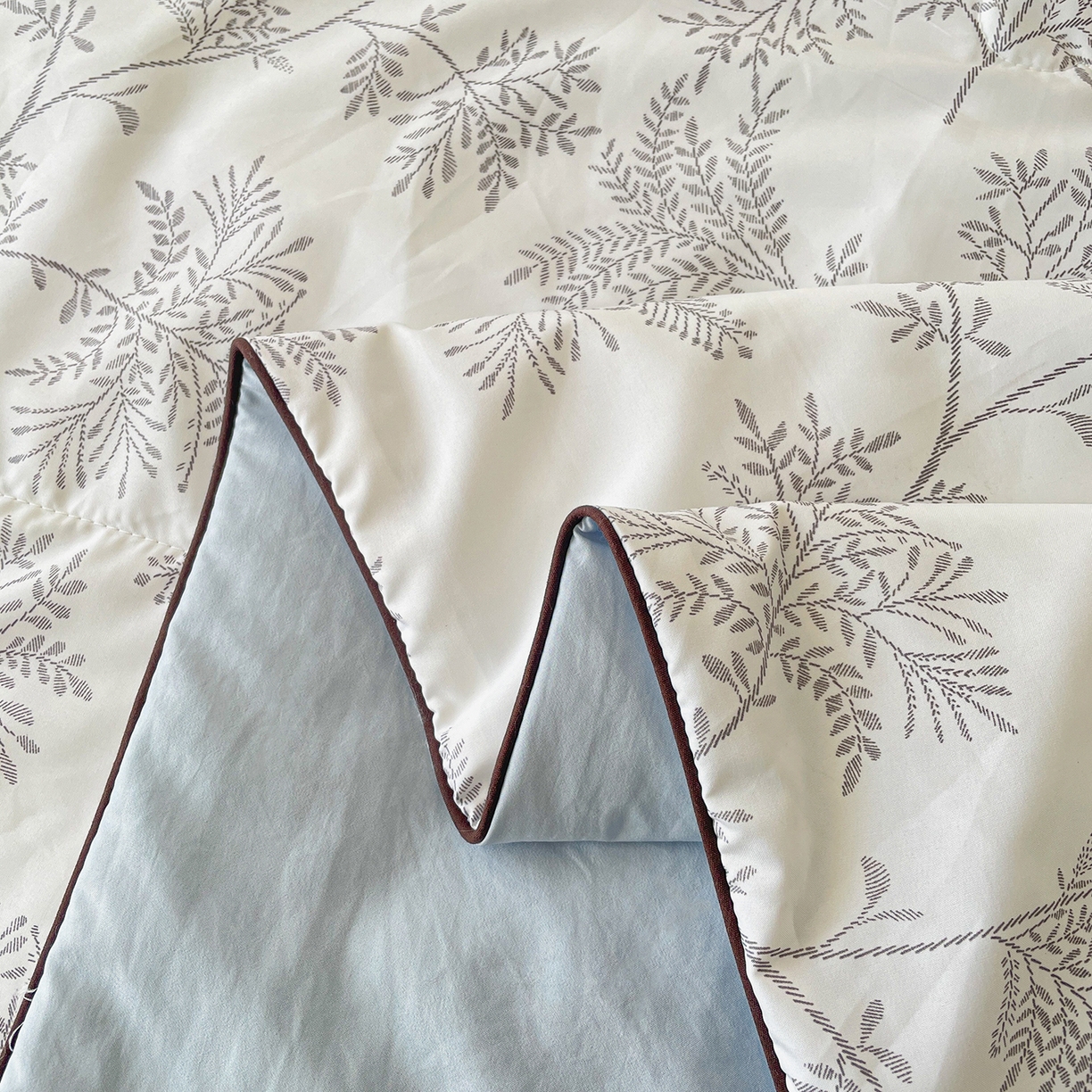 91家纺网 家纺一手货源 找家纺 宜梦家居 2026新款A类凉感天丝夏被夏凉被空调被 林间碎叶