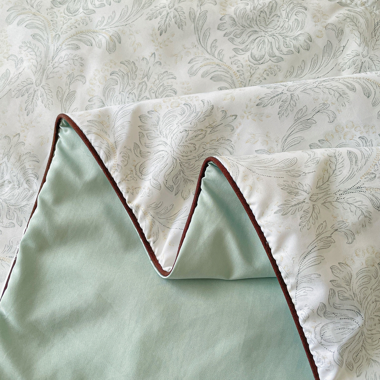 91家纺网 家纺一手货源 找家纺 宜梦家居 2026新款A类凉感天丝夏被夏凉被空调被 浅青卷草