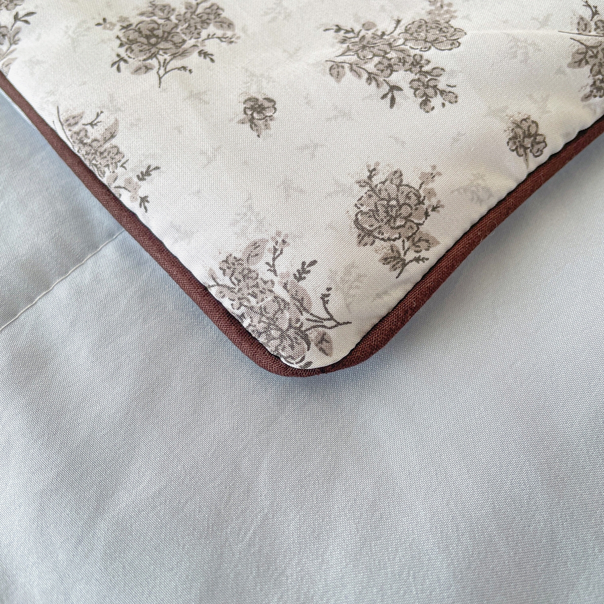 91家纺网 家纺一手货源 找家纺 宜梦家居 2026新款A类凉感天丝夏被夏凉被空调被 极简碎菊