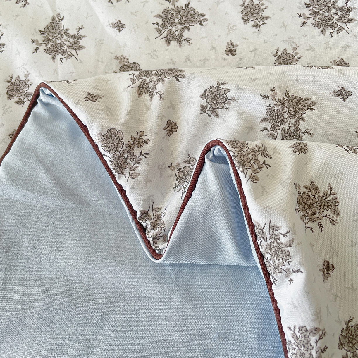 91家纺网 家纺一手货源 找家纺 宜梦家居 2026新款A类凉感天丝夏被夏凉被空调被 极简碎菊