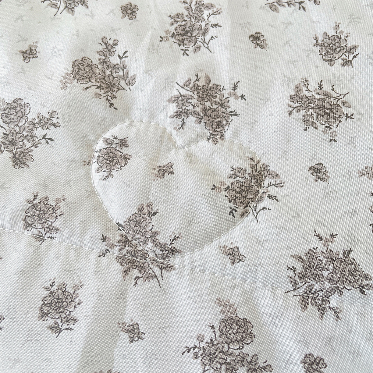 91家纺网 家纺一手货源 找家纺 宜梦家居 2026新款A类凉感天丝夏被夏凉被空调被 极简碎菊