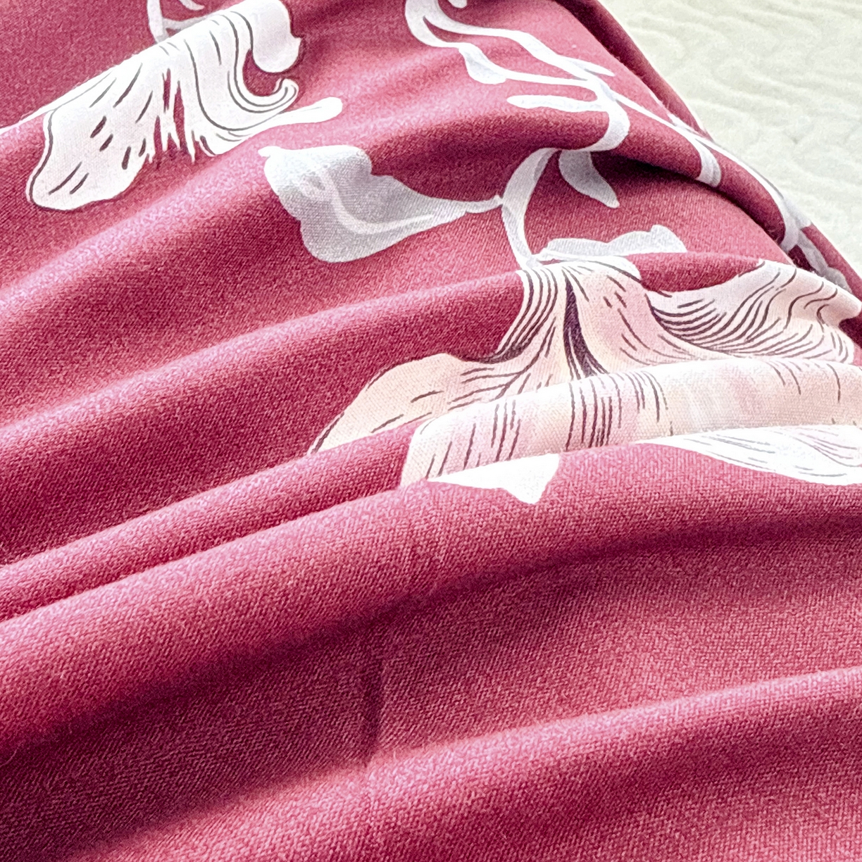 91家纺网 家纺一手货源 找家纺 梵巢 家纺芦荟棉枕套磨毛化纤枕套48*74cm 酒红玉枝