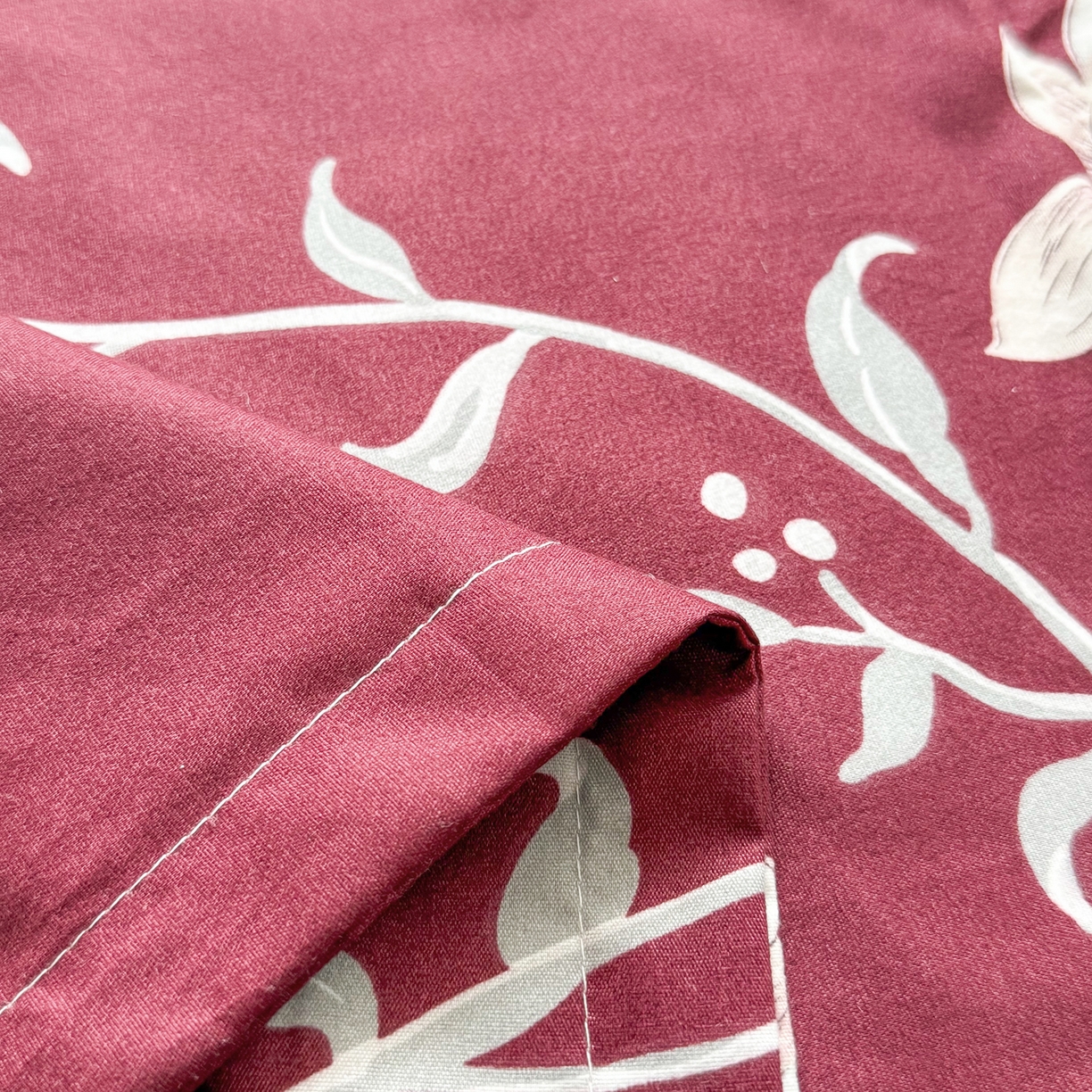 91家纺网 家纺一手货源 找家纺 梵巢 家纺芦荟棉枕套磨毛化纤枕套48*74cm 酒红玉枝