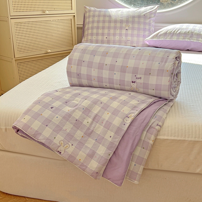 91家纺网 家纺一手货源 找家纺 苏羿家纺 2026春夏新款亲肤水洗棉印花夏被空调被夏凉被被子被芯 格子小兔