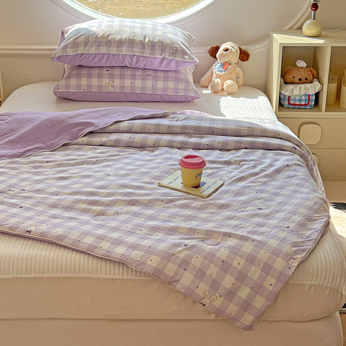 91家纺网 家纺一手货源 找家纺 苏羿家纺 2026春夏新款亲肤水洗棉印花夏被空调被夏凉被被子被芯 格子小兔