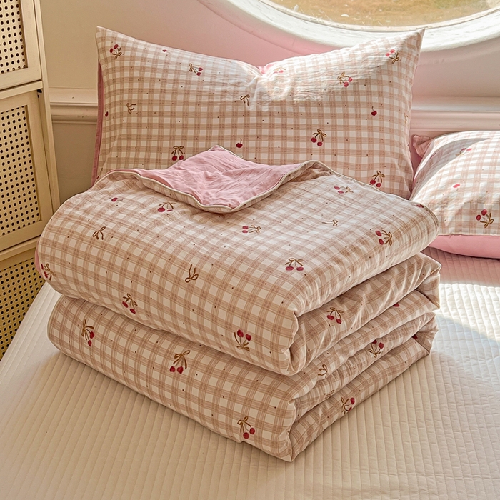 91家纺网 家纺一手货源 找家纺 苏羿家纺 2026春夏新款亲肤水洗棉印花夏被空调被夏凉被被子被芯 仟陌樱桃