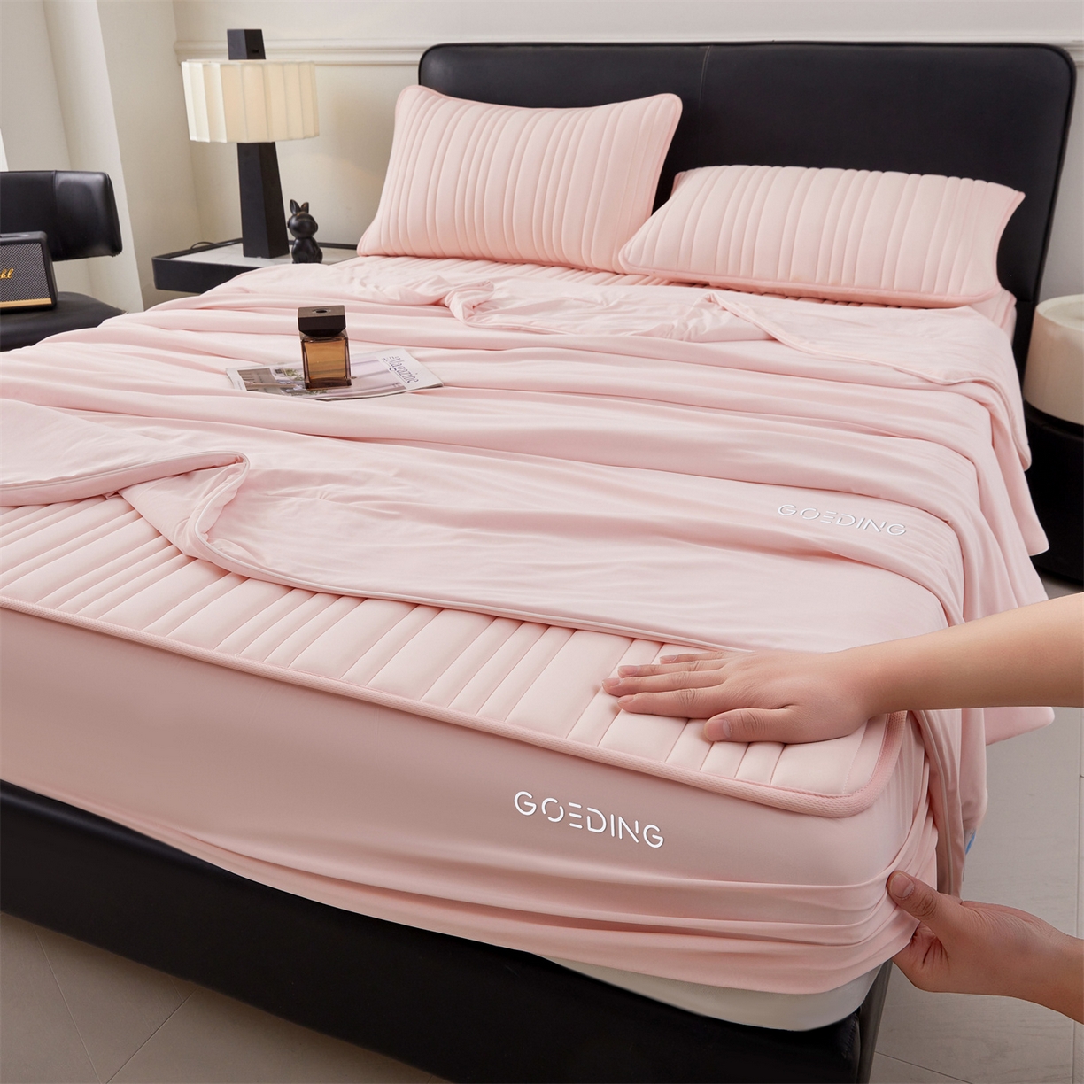 91家纺网 家纺一手货源 找家纺 雯豆家纺 2026春夏新品氨纶凉感床笠夹棉款床笠三件套床垫保护套 知夏-粉