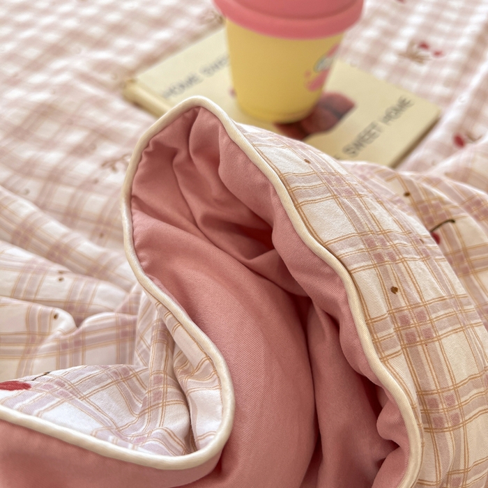 91家纺网 家纺一手货源 找家纺 苏羿家纺 2026春夏新款亲肤水洗棉印花夏被空调被夏凉被被子被芯 仟陌樱桃