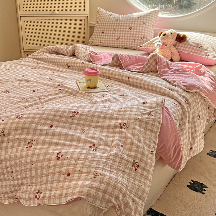 91家纺网 家纺一手货源 找家纺 苏羿家纺 2026春夏新款亲肤水洗棉印花夏被空调被夏凉被被子被芯 仟陌樱桃