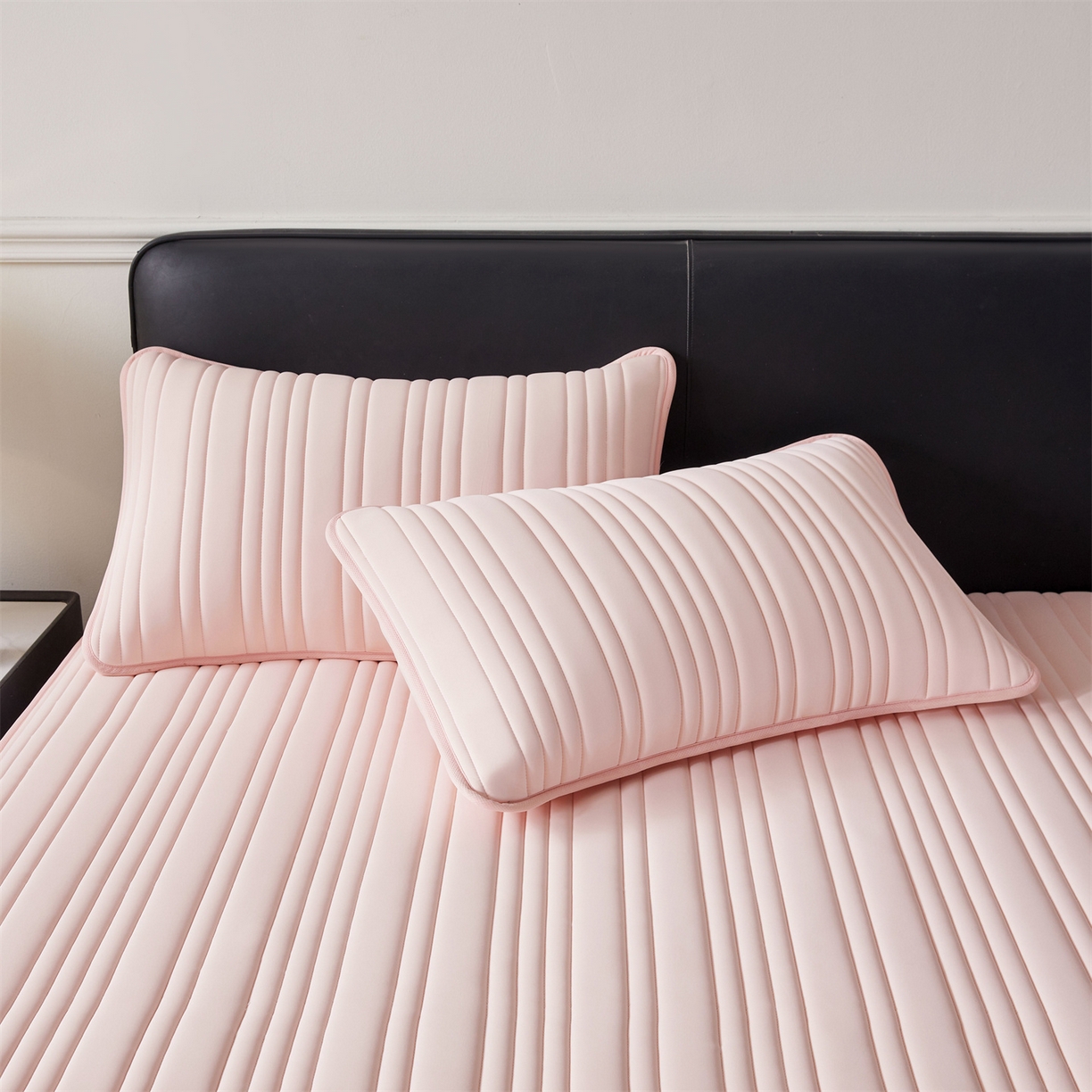 91家纺网 家纺一手货源 找家纺 雯豆家纺 2026春夏新品氨纶凉感床笠夹棉款床笠三件套床垫保护套 知夏-粉