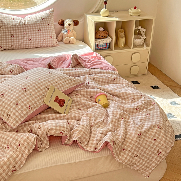 91家纺网 家纺一手货源 找家纺 苏羿家纺 2026春夏新款亲肤水洗棉印花夏被空调被夏凉被被子被芯 仟陌樱桃