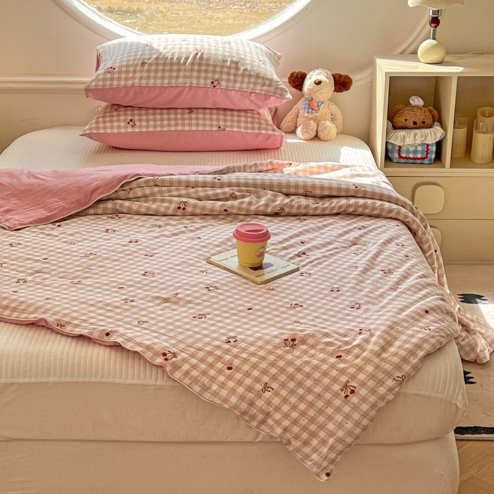 91家纺网 家纺一手货源 找家纺 苏羿家纺 2026春夏新款亲肤水洗棉印花夏被空调被夏凉被被子被芯 仟陌樱桃