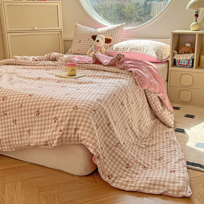 91家纺网 家纺一手货源 找家纺 苏羿家纺 2026春夏新款亲肤水洗棉印花夏被空调被夏凉被被子被芯 仟陌樱桃