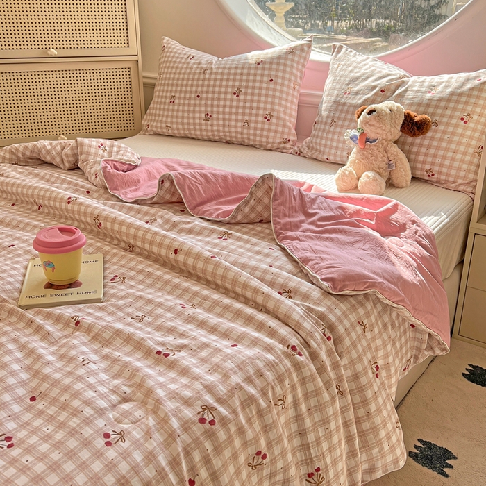 91家纺网 家纺一手货源 找家纺 苏羿家纺 2026春夏新款亲肤水洗棉印花夏被空调被夏凉被被子被芯 仟陌樱桃